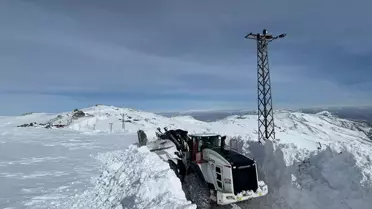 Yüksekova'da Üs Yolları Karla Açıldı