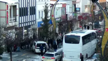 Kars'ta kontrolden çıkan araç ağaca çarparak durabildi