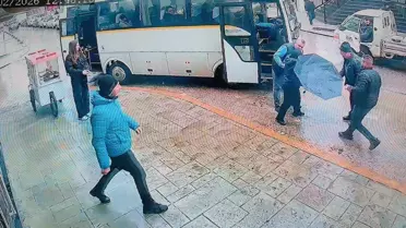 Servis minibüsünün çarpıp sürüklediği kadın yara almadan kurtuldu