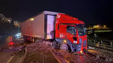 Manisa'da Tır Kazası: 2 Araç Hasar Gördü