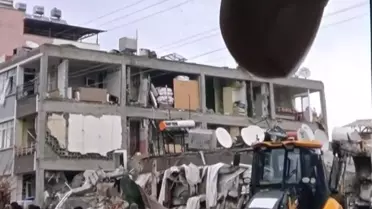 6 Şubat'ta kepçeyle gittiği enkazdan annesinin cenazesini çıkartan operatör o anları anlattı