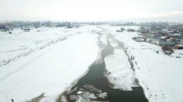 Ağrı'da Murat Nehri Buzla Kaplandı