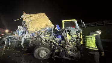 Bolu Otoyolu'nda Kamyon-Tır Çarpışması