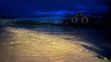 Kumluca ve Finike'de Hortum ve Sağanak Zarara Neden Oldu