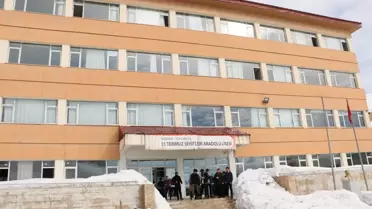 Deniz öğretmen, 26 yıl sonra ilk görev yeri Yüksekova'ya geri döndü