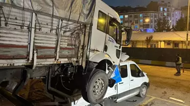 Esenyurt'ta Kamyon Yokuşta Kaydı