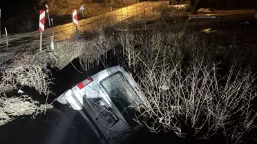 Feke'de Araç Dereye Düştü: Sürücü Yaralı