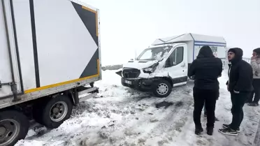 Sarıkamış'ta Zincirleme Kaza: 5 Araç Hasar Gördü