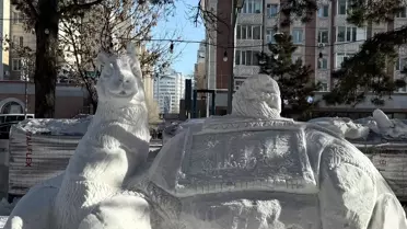 Kışın Sanat: Kazak Hizmetli Kardan Heykeller Yapıyor