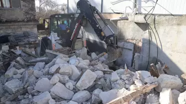 Mersin'de Metruk Ev Yıkıldı