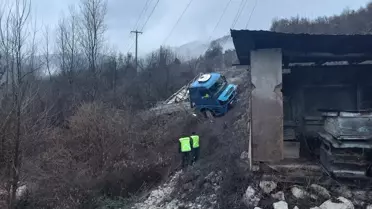 Mudurnu'da Tır Devrildi: Sürücü Yaralandı