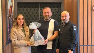Badminton Şampiyonları Başkan Özcan'ı Ziyaret Etti