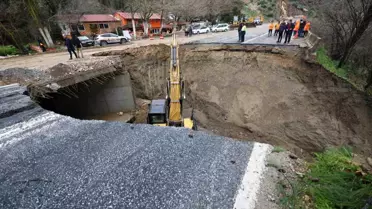 İzmir'de Yol Çöktü, Trafik Alternatif Yollara Yönlendiriliyor