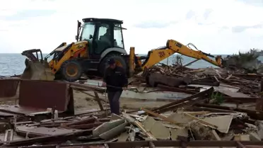 Side Plajındaki İşletmeler Yıkıldı