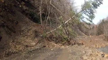 Sinop'ta Toprak Kayması: Ulaşım Durduruldu