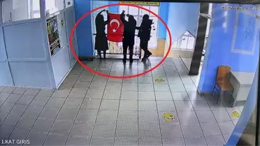 Diyarbakırlı Öğrenci, Katlanmış Türk Bayrağını Sevgiyle Düzeltti