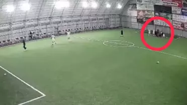 Halı sahada kalp krizi geçiren öğretmenin yere yığıldığı anlar kameralarda