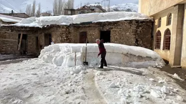 Bahçesaray'da Kar Temizleme Mücadelesi
