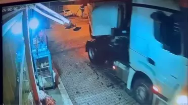 TIR'ın Altına Giren Motosiklet Sürücüsü Hayatını Kaybetti