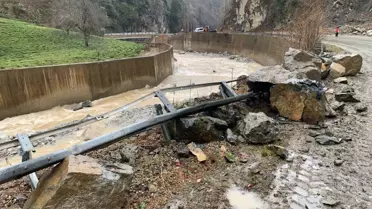 Rize'deki Heyelan Yolu Kapattı