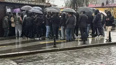 Yağmur çamur dinlemiyorlar! 14 Şubat'taki heyacan için sırada bekliyorlar