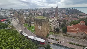 Antalya'daki Tarihi Burçlar Çökme Riskiyle Karşı Karşıya