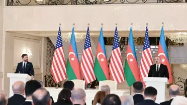 Vance, Azerbaycan'da Aliyev ile Görüştü