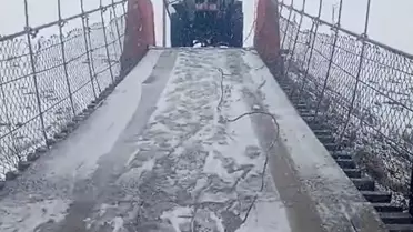 Kars'ta Buzla Kapanan Köprüde Otomobil Kurtarıldı