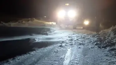 Tipi nedeniyle yolda mahsur kalan 30 kişi kurtarıldı