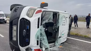 Ceyhan'da Ambulans Devrildi, 3 Sağlık Personeli Yaralandı