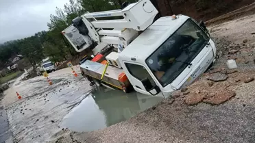 Adana'da Su Borusu Patladı, Araç Çukurda Mahsur Kaldı
