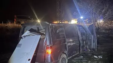 Afyonkarahisar'da Kamyonet Ağaçla Çarpıştı