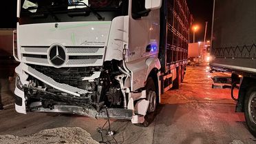 Afyonkarahisar'da Tır ve Araç Çarpıştı: 1 Ölü, 1 Yaralı