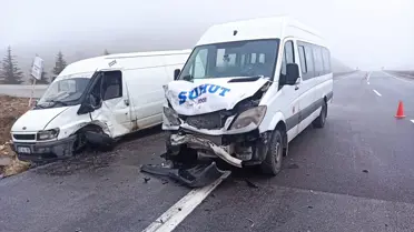 Afyonkarahisar'da Minibüs ve Kamyonet Çarpıştı