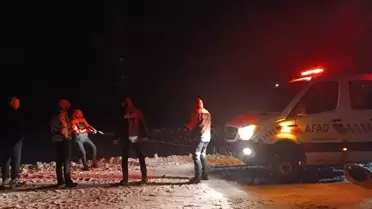 Diyadin'de Kamyonet Kara Saplandı, 4 Kişi Kurtarıldı