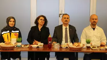 Ağrı Valisi Bozkurt, sağlık çalışanlarıyla iftar yaptı