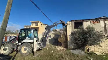 Mersin'de Metruk Bina Yıkıldı