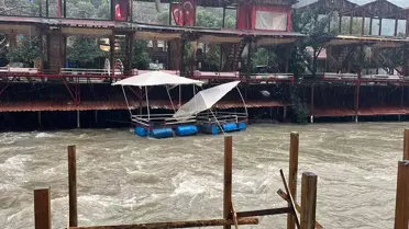 Alanya'da Dim Çayı'nda Çardaklar Denize Sürüklendi