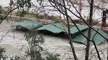 Alanya'da Sel, Dim Çayı'ndaki Çardaklar Denize Sürüklendi