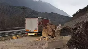 Amasya'da Yolda Kaya Düşmesi