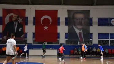 Anne ve babalar 'güçlü aile' için çocuklarıyla mutfakta ve sahada buluşuyor