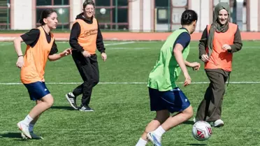 Kadınlar Günü'nde Anneler ve Kızları Futbol Sahasında