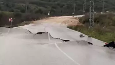 Kumluca'da Heyelan, Yol Trafiğe Kapandı