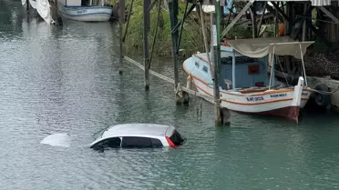 Otomobil Dereye Düştü, Yolcular Yüzerek Kurtuldu