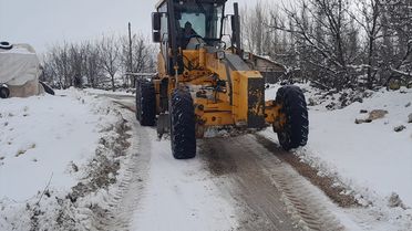 Korkuteli'nde Kar Yağışı, Yollar Kapandı