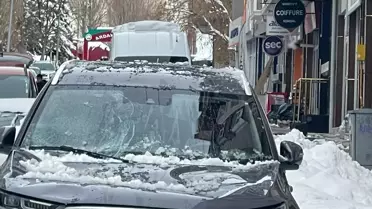 Ardahan'da Kar ve Buz Kütlesi Otomobile Zarar Verdi