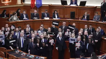 Arnavutluk'ta Yolsuzluk Protestosu