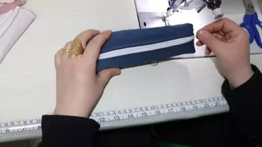 Atık tekstil ürünleri gönüllü kadınların elinde giyim eşyasına ve aksesuara dönüşüyor