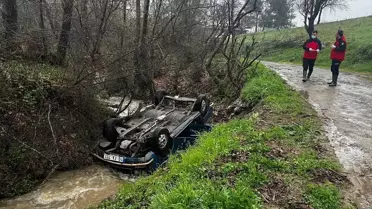 Sındırgı'da Devrilen Araçta Erkek Cesedi Bulundu
