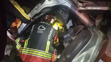 Kepsut'ta Ticari Araç Devrildi, 2 Yaralı